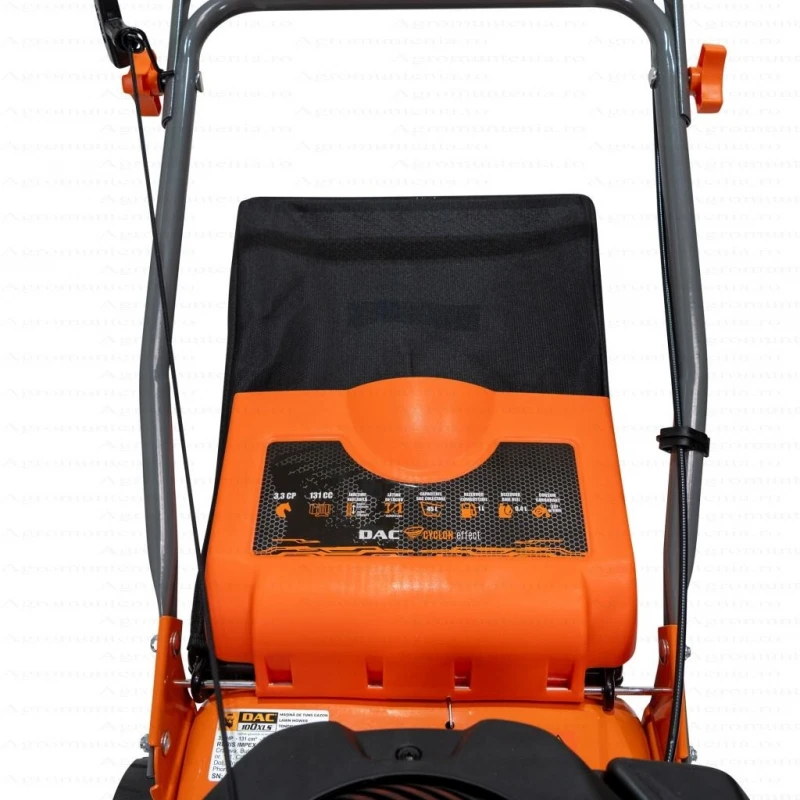 Masina de tuns gazon DAC 100XLS, 3.3 CP, 131cc, 40 cm latime de taiere, sac colector 45L, motor 4 timpi Ducar, pornire manuala, carcasa metalica