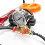 Pulverizator electric tractat RURIS RS TANK 10000 – 100 L, 5.5 bar, 12V, Debit 3.1 L/min, Lance metalica, Furtun 5 m, Manometru, Roti 38x8.5 cm, 4 duze incluse