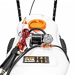 Pulverizator electric tractat RURIS RS TANK 10000 – 100 L, 5.5 bar, 12V, Debit 3.1 L/min, Lance metalica, Furtun 5 m, Manometru, Roti 38x8.5 cm, 4 duze incluse