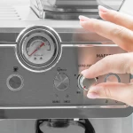 Espressor Samus MAESTRO 20, 1350 W, 20 Bari, Rezervor de apa detasabil 2.3 L, Capacitate rasnita 200 g, Optiune 1 sau 2 cesti de cafea, Diuza spumare lapte, Filtru dublu inoxidabil, Argintiu