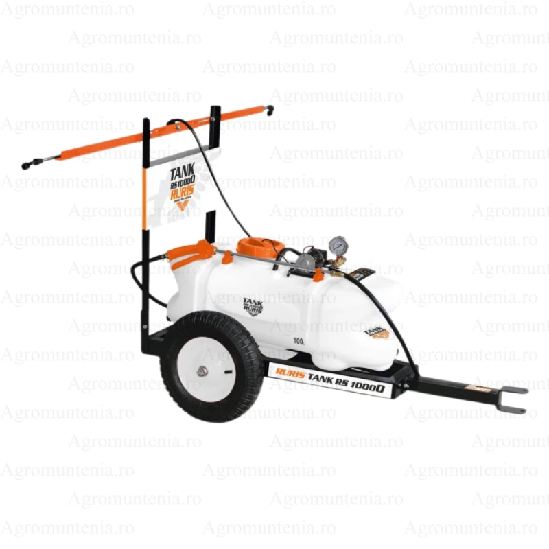 Pulverizator electric tractat RURIS RS TANK 10000 – 100 L, 5.5 bar, 12V, Debit 3.1 L/min, Lance metalica, Furtun 5 m, Manometru, Roti 38x8.5 cm, 4 duze incluse
