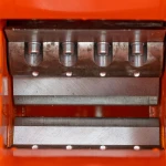 Tocator de crengi RURIS STB800 cu motor 9 CP, 212 cmc, 6 cutite, diametru taiere 80 mm, capacitate 4 mc pe ora