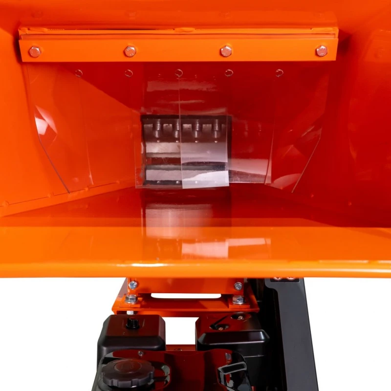 Tocator de crengi RURIS STB800 cu motor 9 CP, 212 cmc, 6 cutite, diametru taiere 80 mm, capacitate 4 mc pe ora